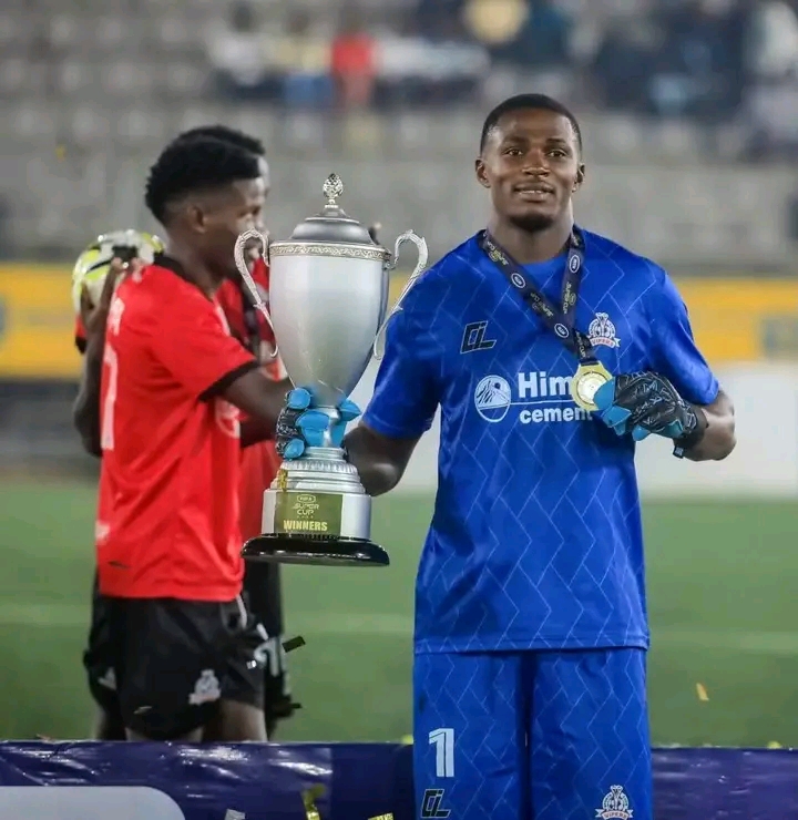 Ouganda : Loyce Mbaba soulève déjà son premier trophée avec Vipers SC