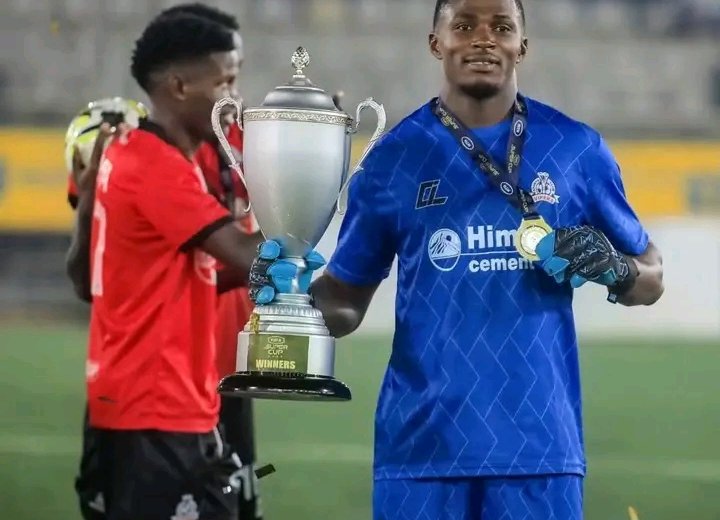 Ouganda : Loyce Mbaba soulève déjà son premier trophée avec Vipers SC