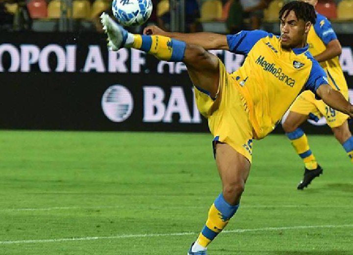 Serie B : Anthony Oyono décisif, Frosinone arrache un nul spectaculaire face à Catanzaro